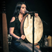 Johanna Krins mit Rahmentrommel