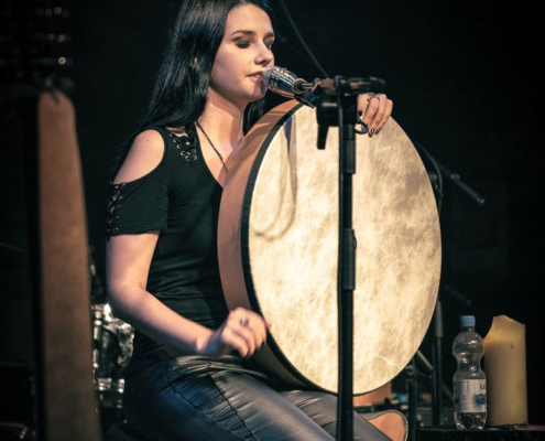 Johanna Krins mit Rahmentrommel