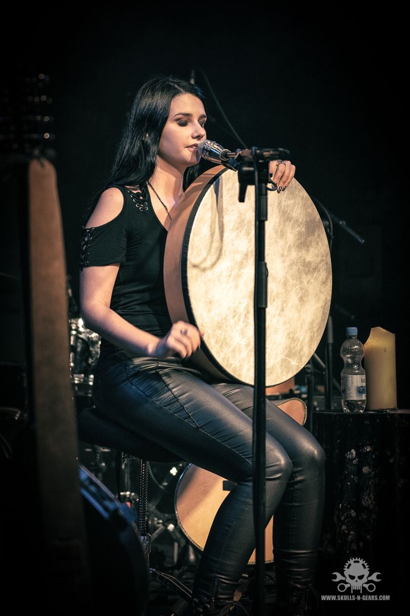 Johanna Krins mit Rahmentrommel Johanna Krins mit Rahmentrommel